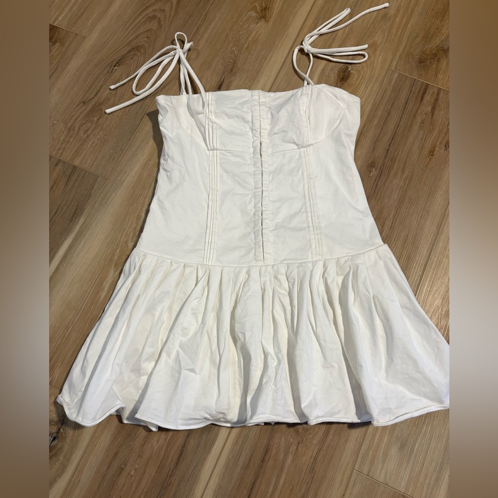 Edikted Medium White  Corset Mini Visit Tie Shoulder Straps Drop Waist